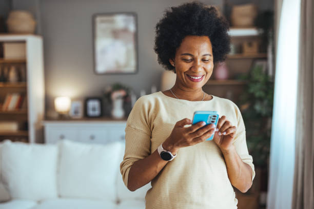 Mulher sorrindo usando smartphone